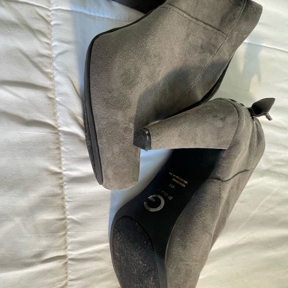 Grey suede guess boots size 8 - Picture 2 of 3